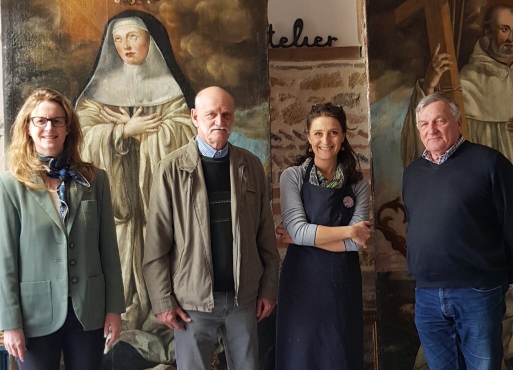 à l'atelier de Mme Liois, avec Laetitia Limozin, Bernard Christophe et Alain Godinot devant le tableau en restauration de Mme de Nérestang