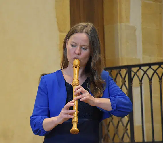 Ieva Baublyte jouant de la flûte lors du concert organisé par les Amis de l'abbaye de La Bénisson-Dieu