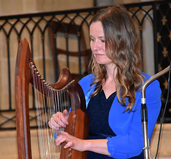 Ieva Baublyte jouant de la harpe ancienne lors du concert organisé par les Amis de l'abbaye de La Bénisson-Dieu