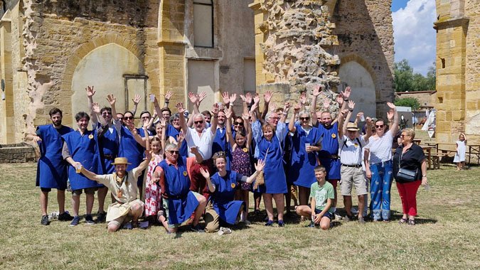 groupes des benevoles amis de l'abbaye medievales de la benisson-dieu et membres mairie