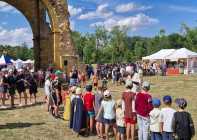 enfants qui font un atelier aux medievales presè de l'abbaye de la benisson-dieu