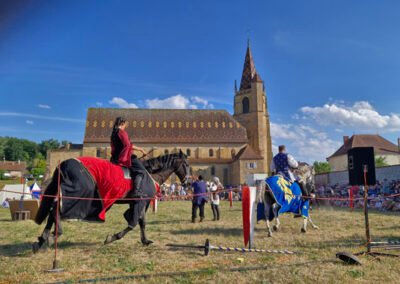 cavalière à cheval dans la prairie de l'abbaye