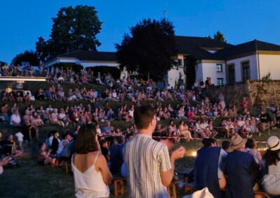 public debout et assis devant spectacle du soir au pied de l'abbaye