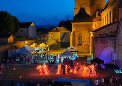 spectacle de feu devant abbaye cistercienne de la loire