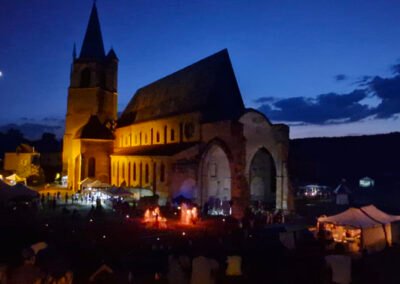vue nocturne spectacle de feu devant abbaye de la bénisson-dieu
